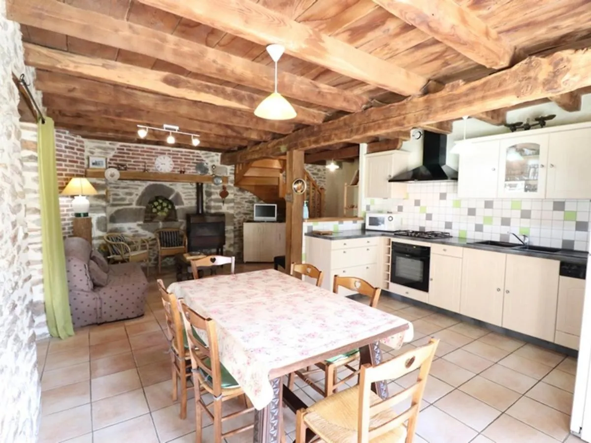 Maison De Caractere Avec Jardin, Terrasse, Jeux Pour Enfants Et Wifi - Animaux Acceptes - Fr-1-742-302 Fournoules 0*,  France